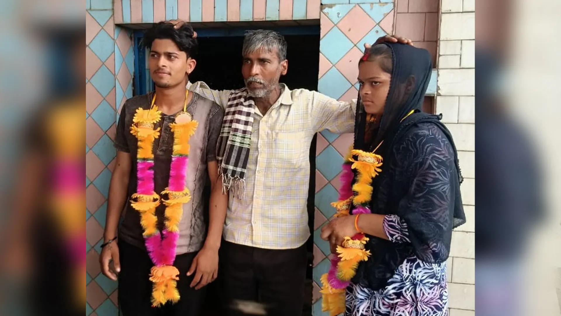 रामपुर : आधी रात को चोर समझकर पकड़ा युवक निकला प्रेमी, मंदिर में कराई शादी