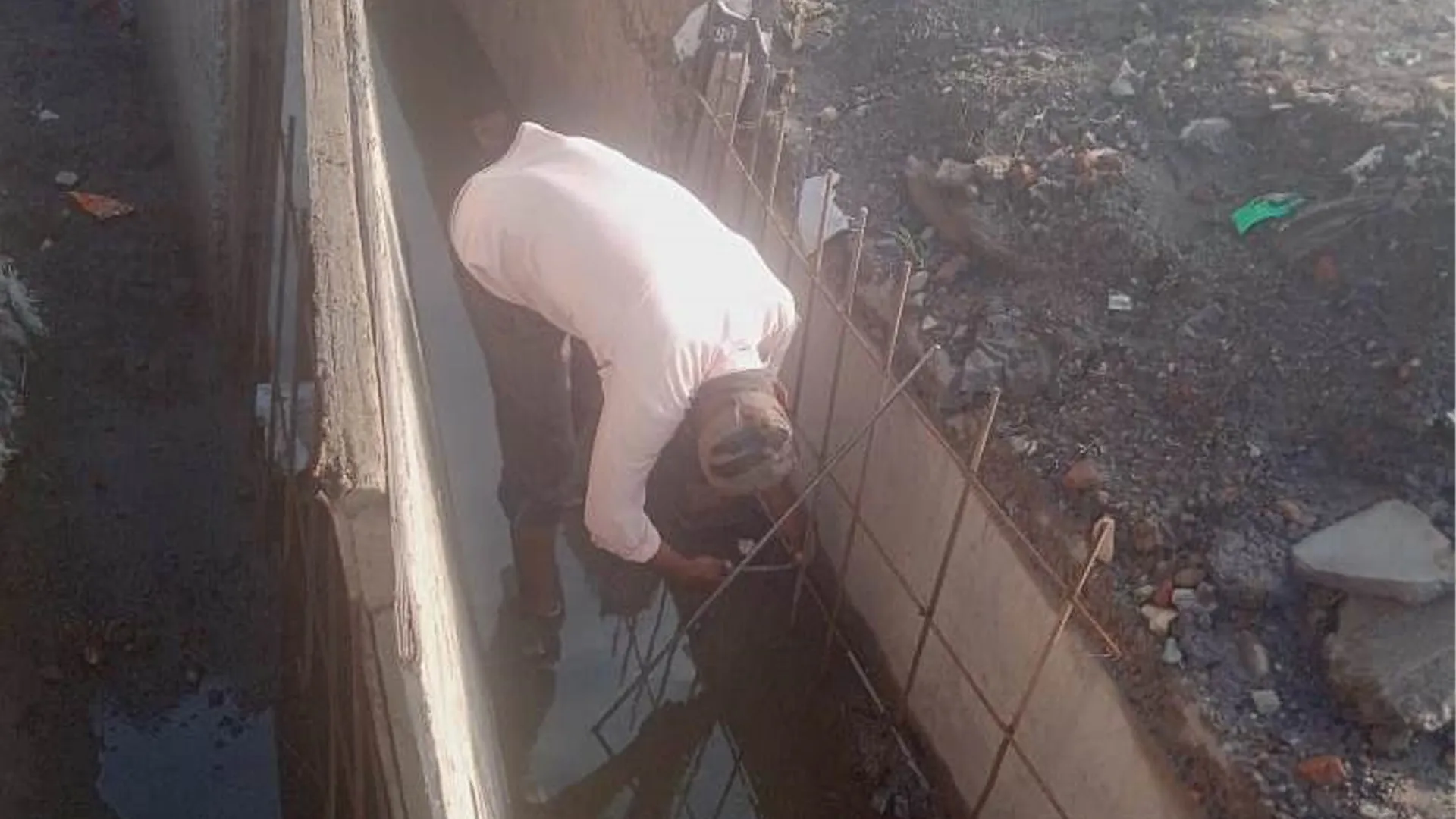 पीलीभीत: PWD एक्सईएन को जांच के लिए नहीं मिला समय, ठेकेदार ने शुरू कराया निर्माण...कहीं खामियां दूर करने का प्रयास तो नहीं!