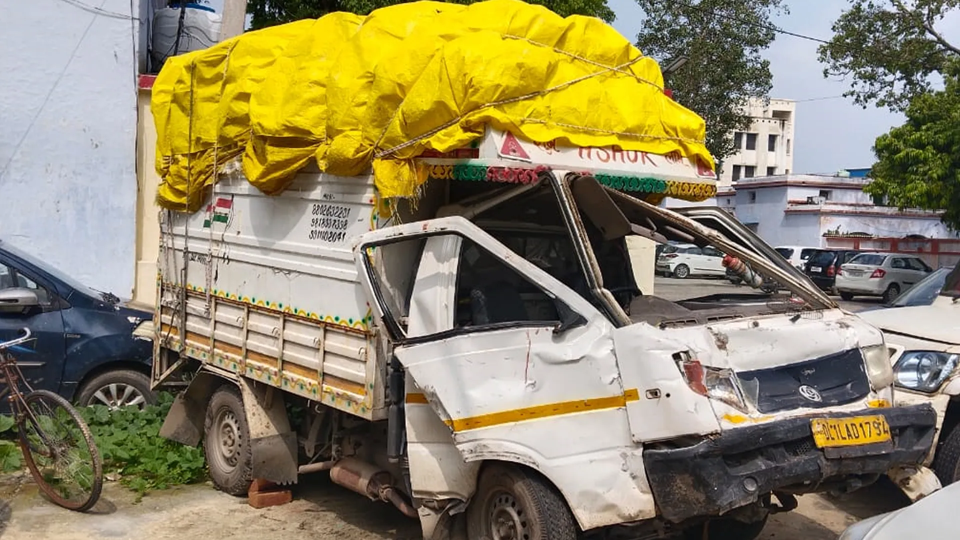 अमरोहा : हसनपुर में स्कूली वैन पिकअप की भीषण भिड़ंत में छात्र शिक्षिका की मौत, एक दर्जन लोग घायल