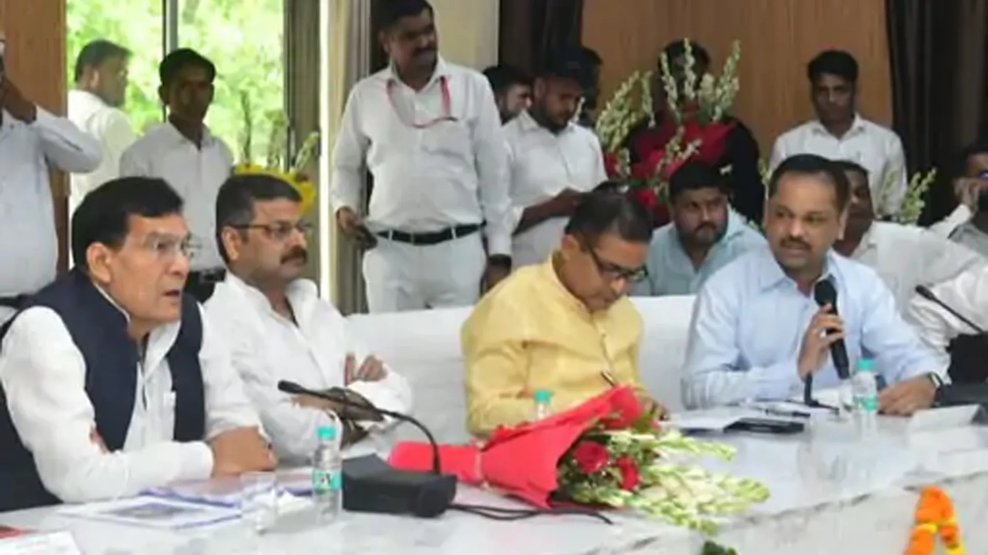 मुरादाबाद : जनप्रतिनिधियों के निशाने पर रहे बिजली विभाग के अधिकारी