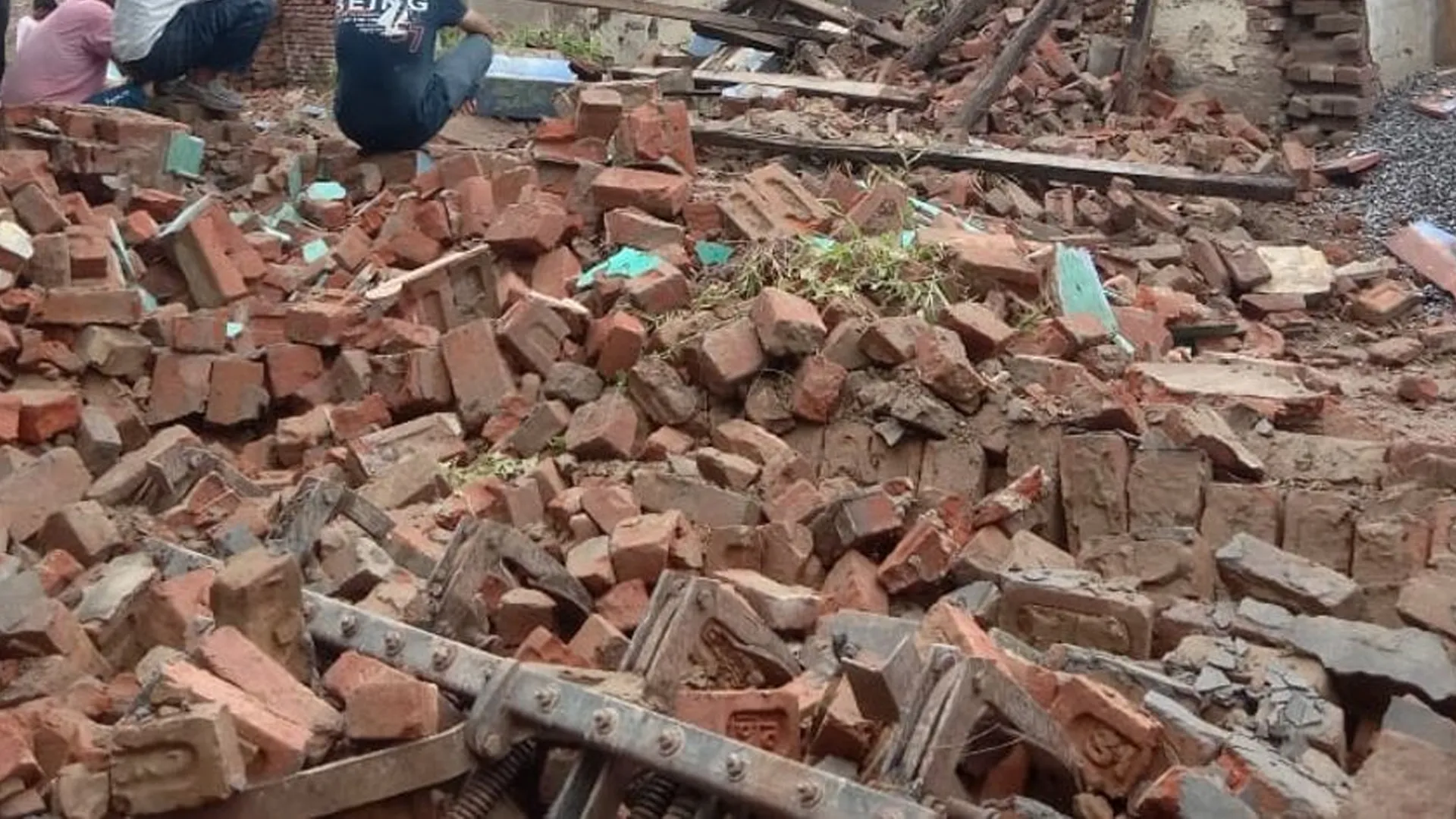 अमरोहा : बारिश से भरभराकर गिरे दो मकान, लाखों का नुकसान