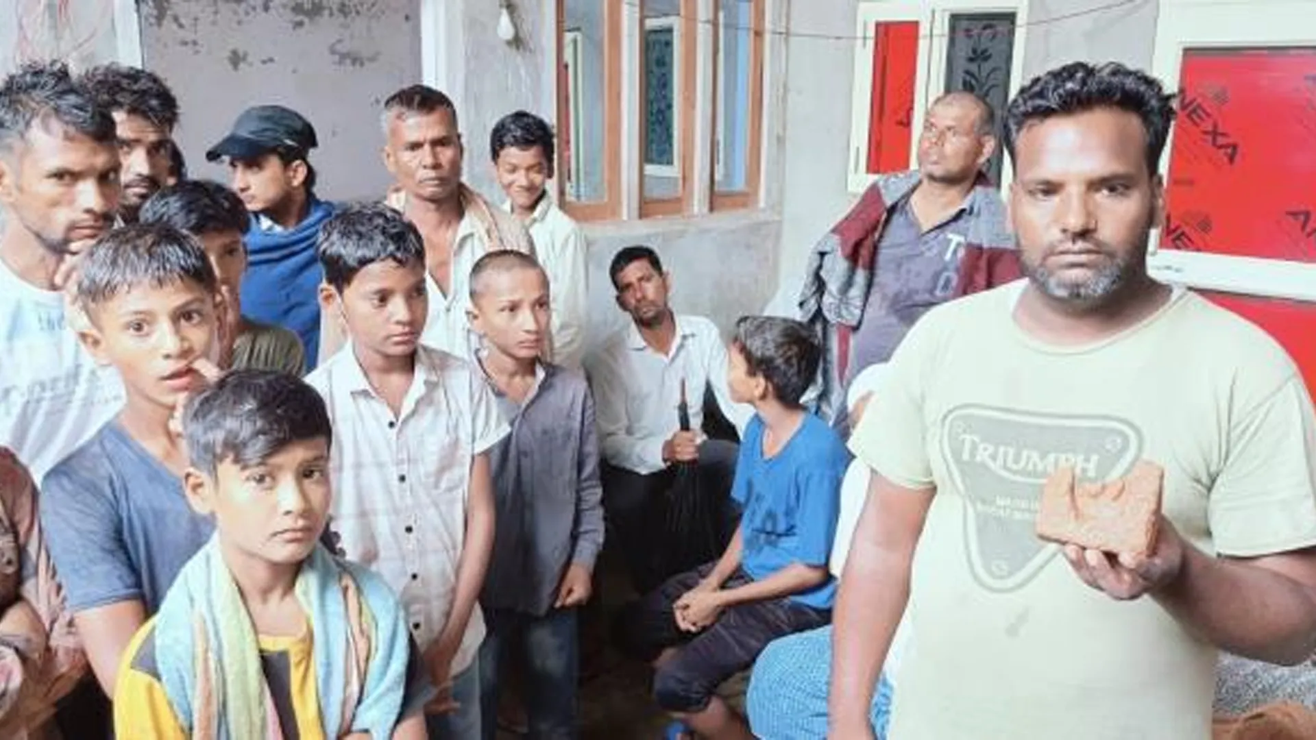 संभल : छत से घुसे बदमाश, डेढ़ लाख का माल समेटा