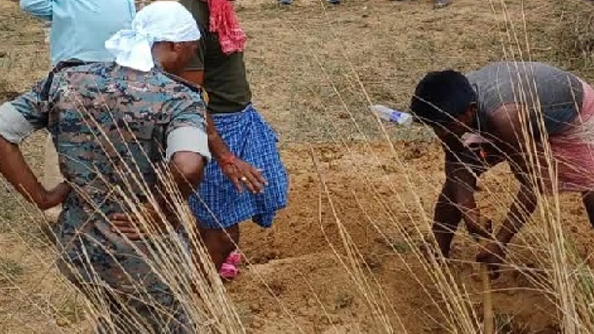 मुरादाबाद : पुलिस ने नवजात के शव को कब्र से निकालकर पोस्टमार्टम को भेजा