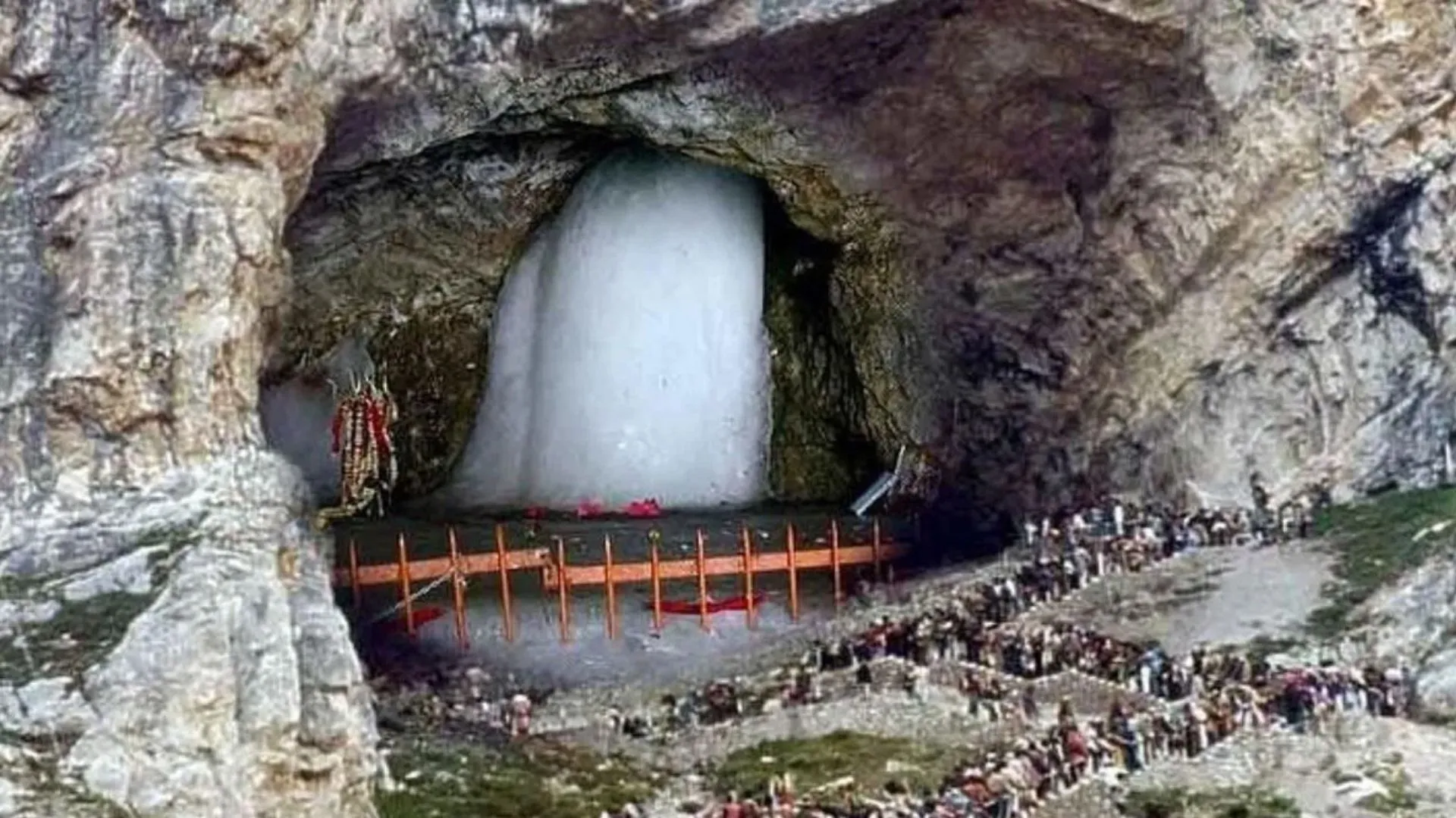 Amarnath Yatra 2025 : अमरनाथ यात्रा का  तीसरा जत्था कश्मीर रवाना, इस बार 6,400 तीर्थयात्री हुए शामिल