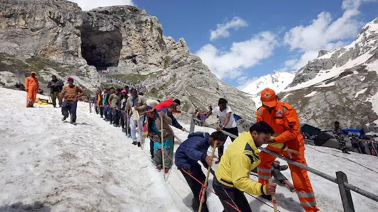 Amarnath Yatra 2025: खराब मौसम के कारण जम्मू से अमरनाथ यात्रा स्थगित, भूस्खलन के चलते महिला श्रद्धालु की मौत, तीन अन्य घायल