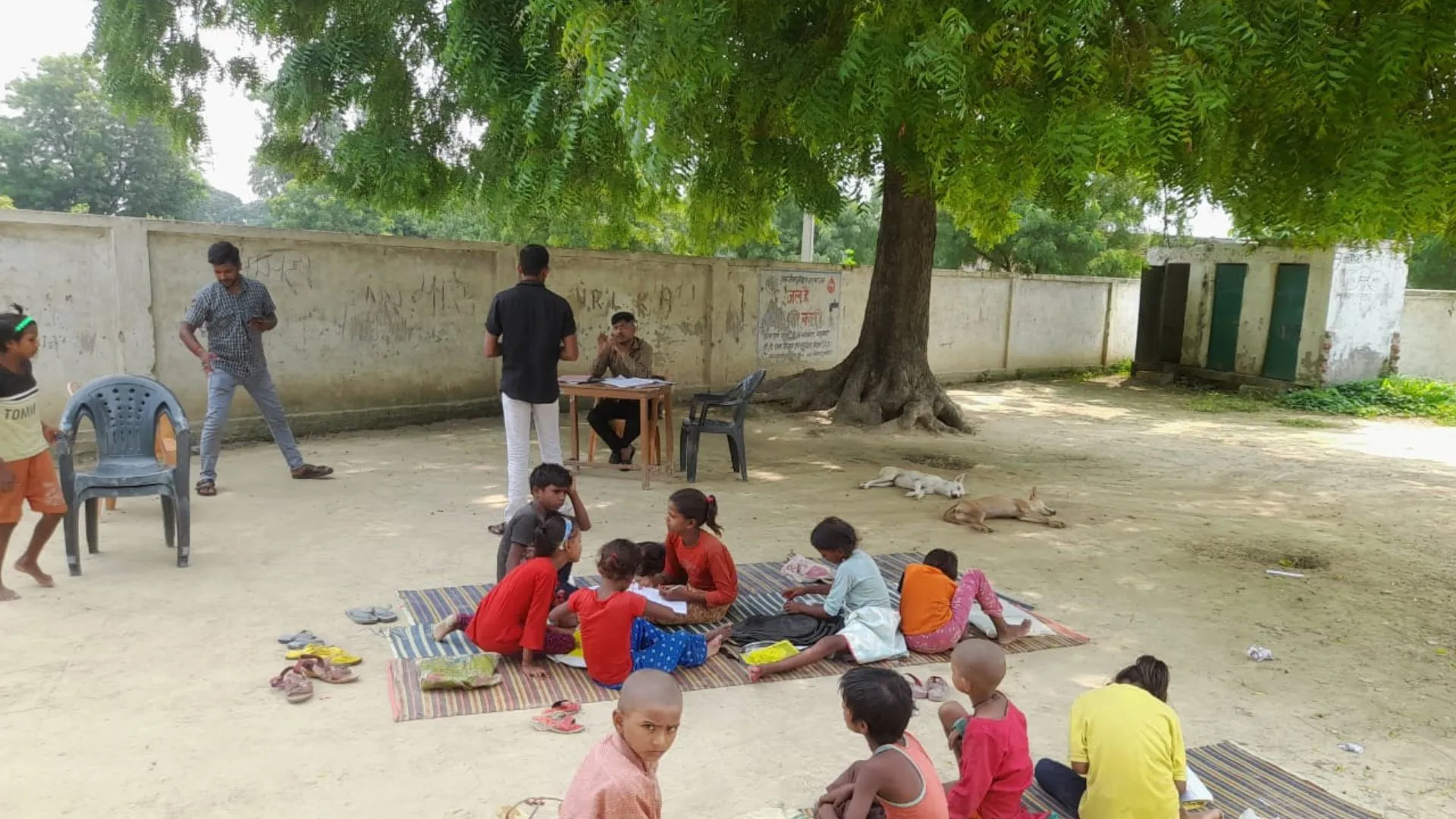 पेड़ के नीचे चल रहा प्राथमिक विद्यालय, 91 साल पुराने जर्जर भवन में पढ़ने को मजबूर बच्चे 
