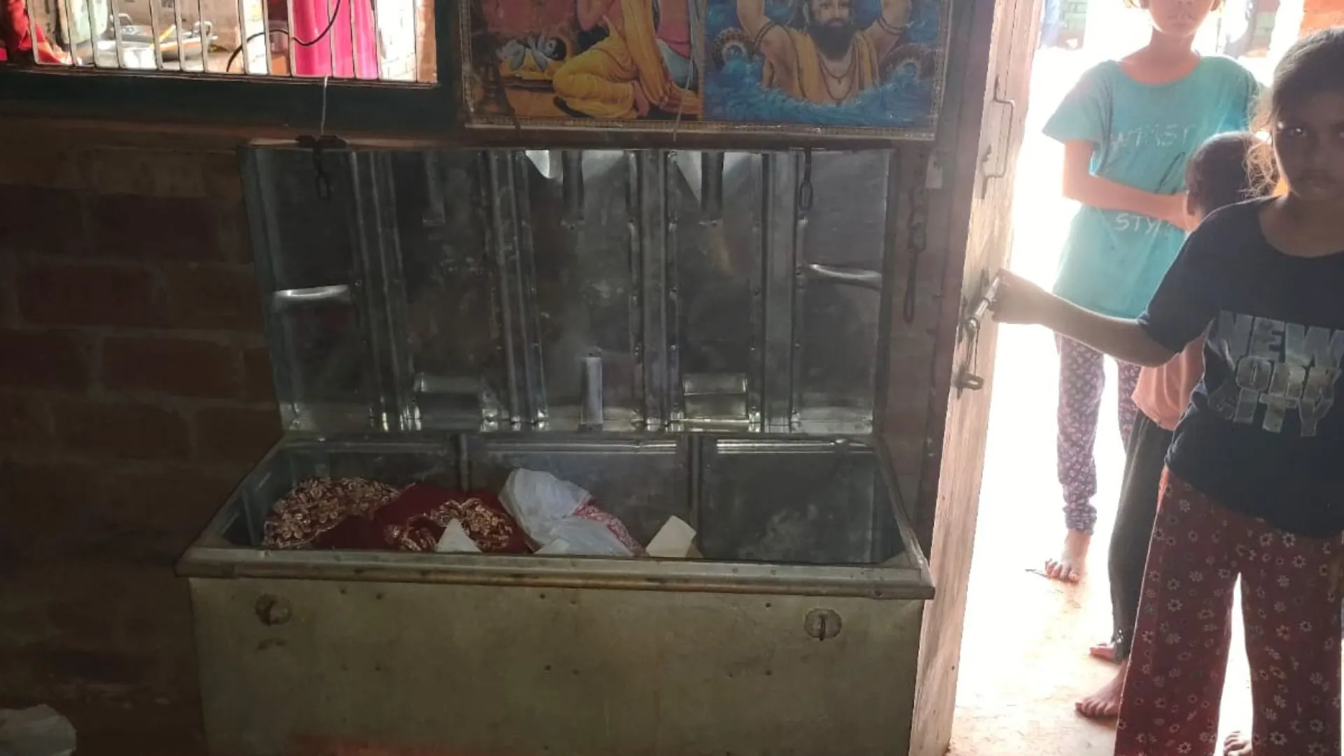 मल्लावां में एक ही गांव में तीन घरों को बनाया निशाना, 40 हजार नगदी समेत सोने-चांदी के आभूषण ले उड़े चोर