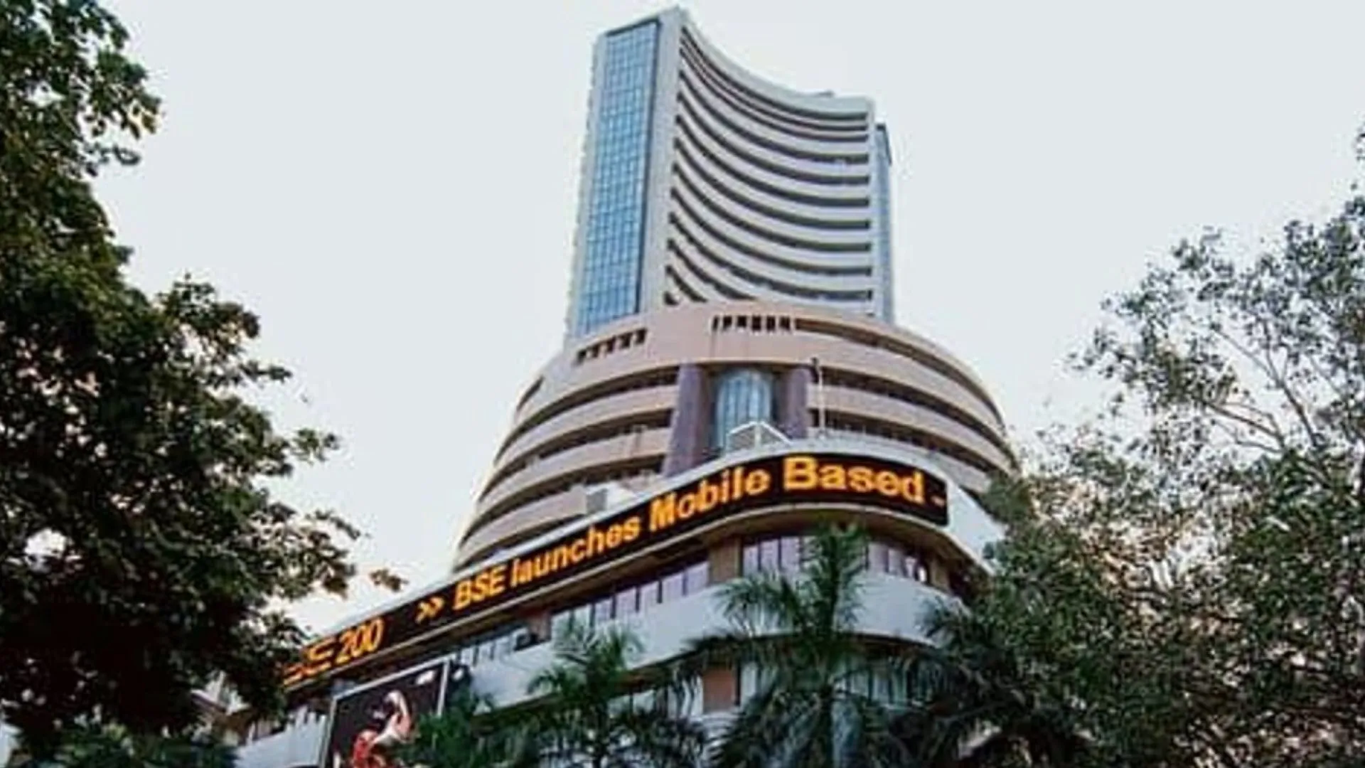 IT शेयरों में लिवाली से बाजार में मजबूती: सेंसेक्स 270 अंक चढ़ा, निफ्टी 25,500 अंक के ऊपर बंद 