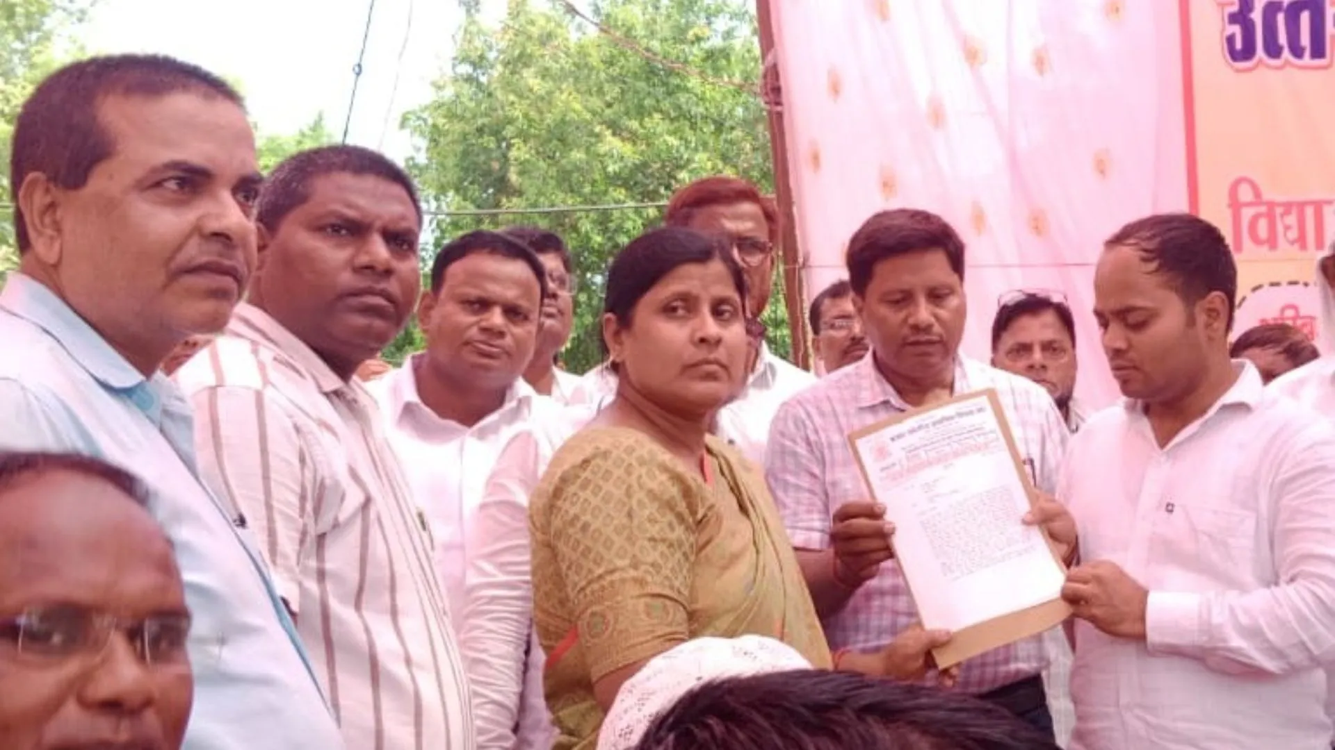 संतकबीरनगर में स्कूल विलय का विरोध: धरने पर शिक्षक, प्रधान, अभिभावक सहित रसोइया भी शामिल