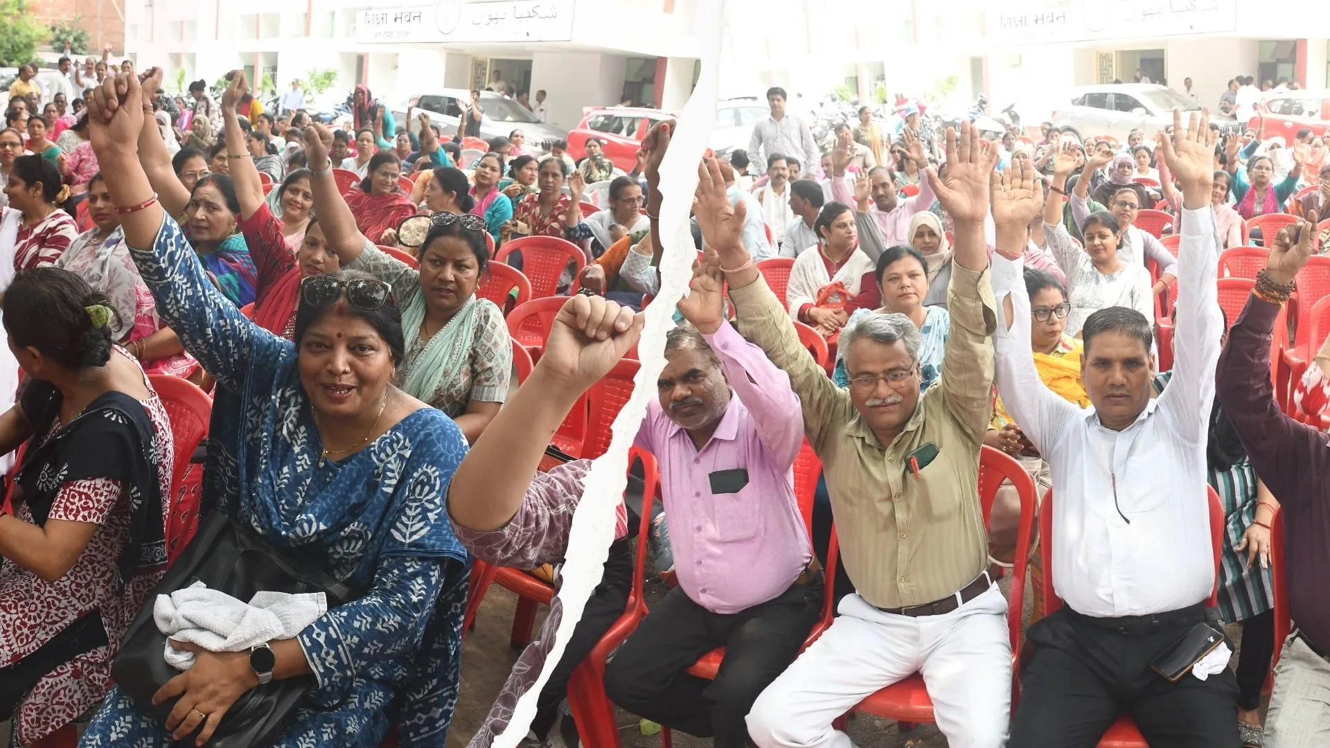 विलय को लेकर BSA ऑफिस में प्रदर्शन, शिक्षकों ने 10 सूत्रीय मांगों को लेकर दिया धरना