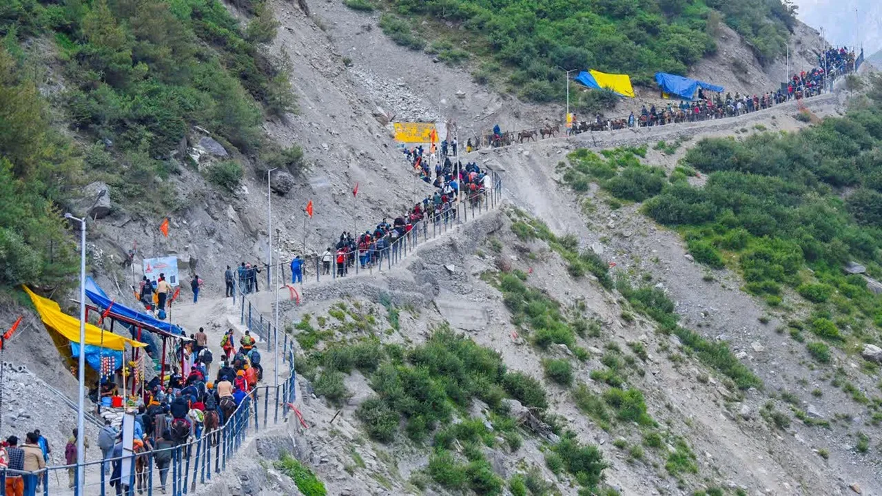 Amarnath Yatra 2025: छठे जत्थे में 8,600 से अधिक तीर्थयात्री जम्मू आधार शिविर से हुए रवाना, जानिए अब कितने भक्तों ने किए बाबा के दर्शन 