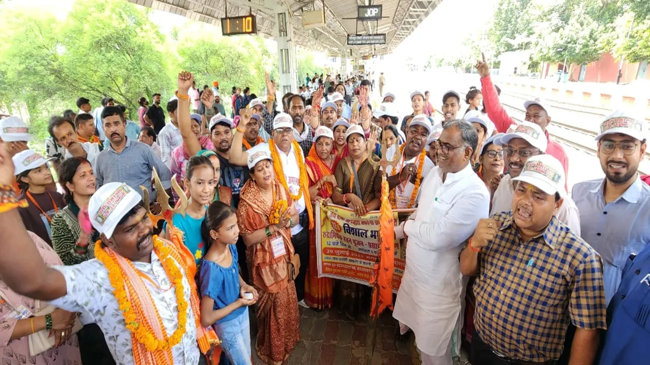 Amarnath Yatra: जौनपुर से 151 श्रद्धालुओं का जत्था रवाना, राज्यमंत्री ने दिखाई हरी झंडी