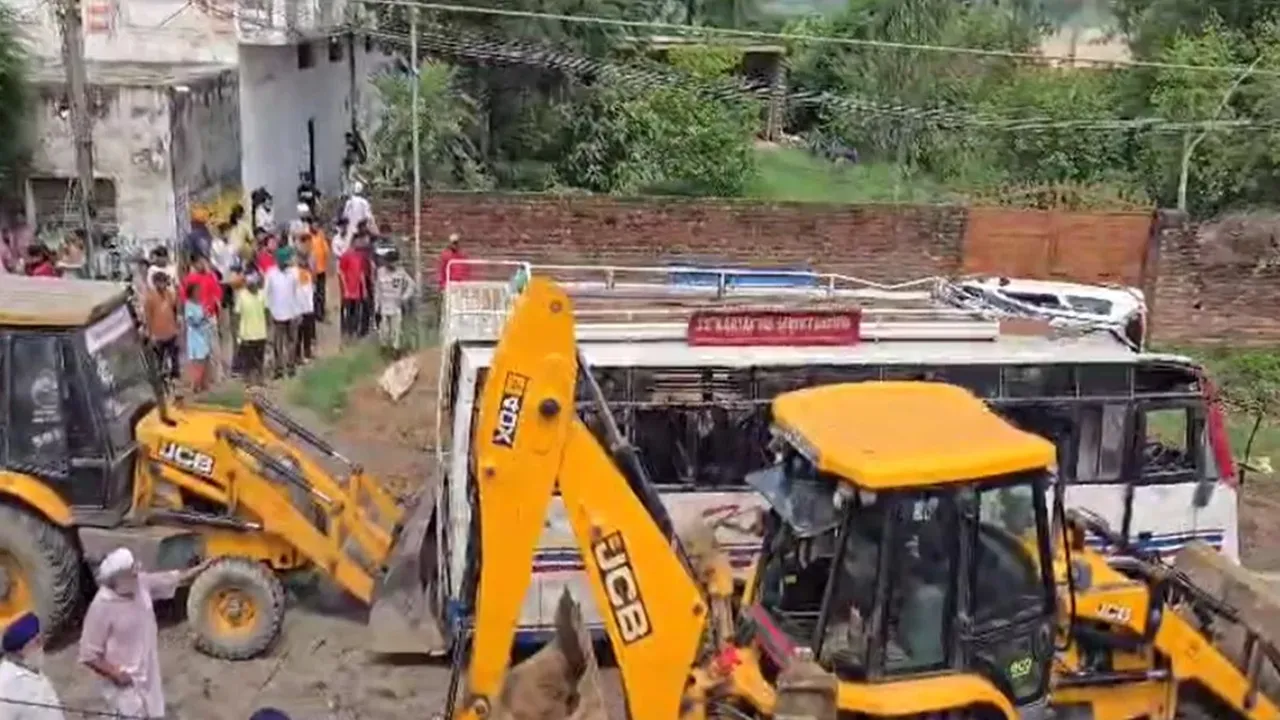 पंजाब के होशियारपुर में बड़ा हादसा: मिनी बस पलटने से सात यात्रियों की मौत, 32 लोग घायल 