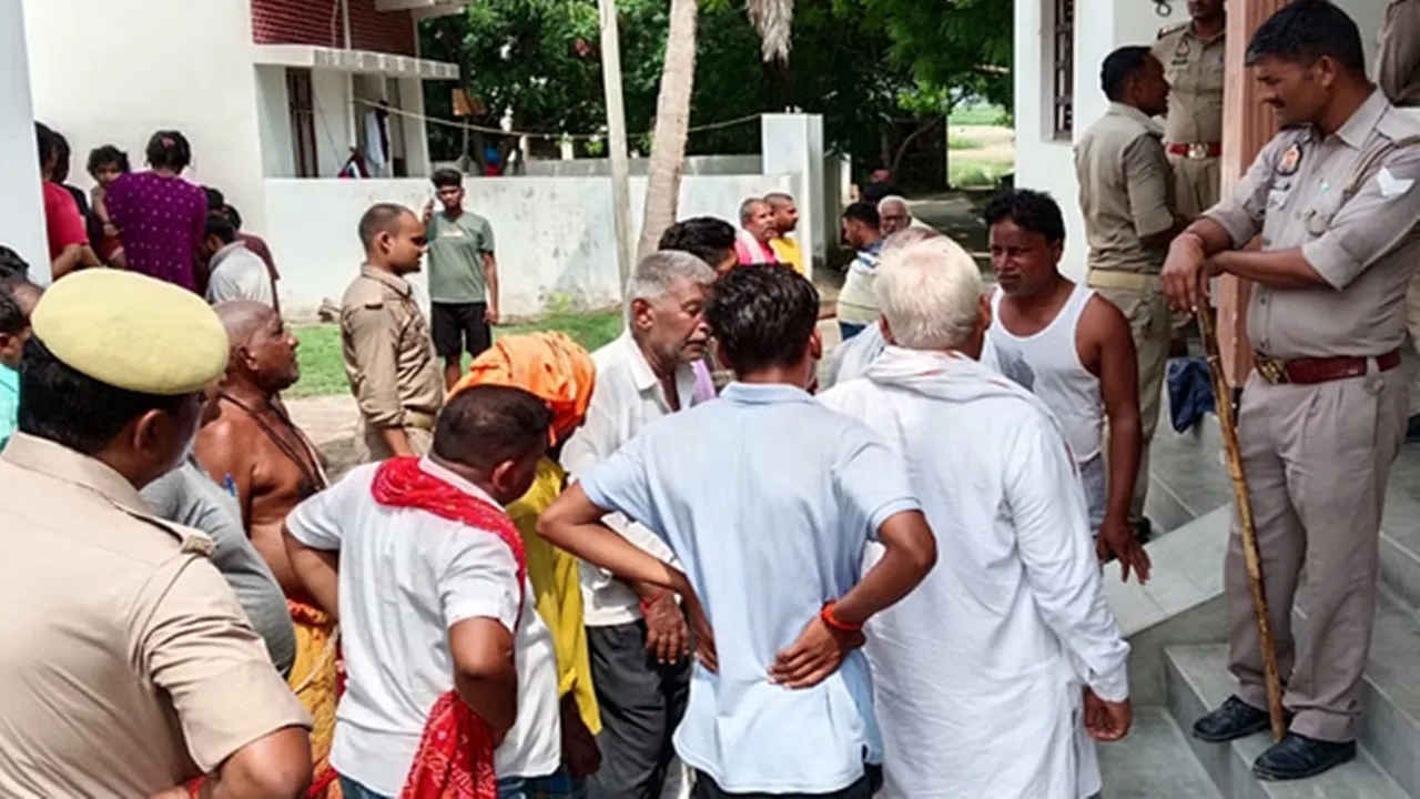  Azamgarh News: सनसनीखेज वारदात से दहला आजमगढ़, युवक ने परिवार के तीन लोगों को मारी गोली, खुद को भी किया शूट