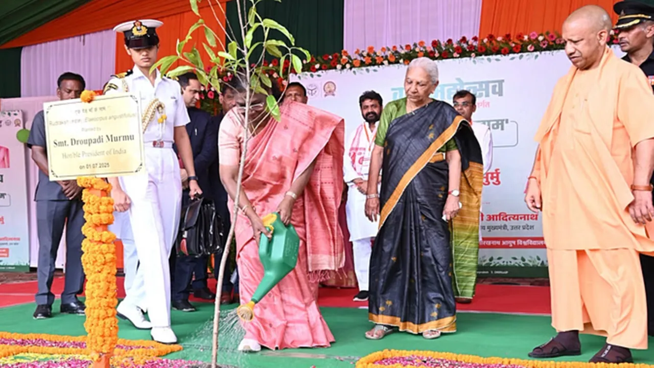 गोरखपुर: 'एक पेड़ मां के नाम' से राष्ट्रपति मुर्मू ने किया वन महोत्सव का शुभारंभ, रोपा रुद्राक्ष का पौधा