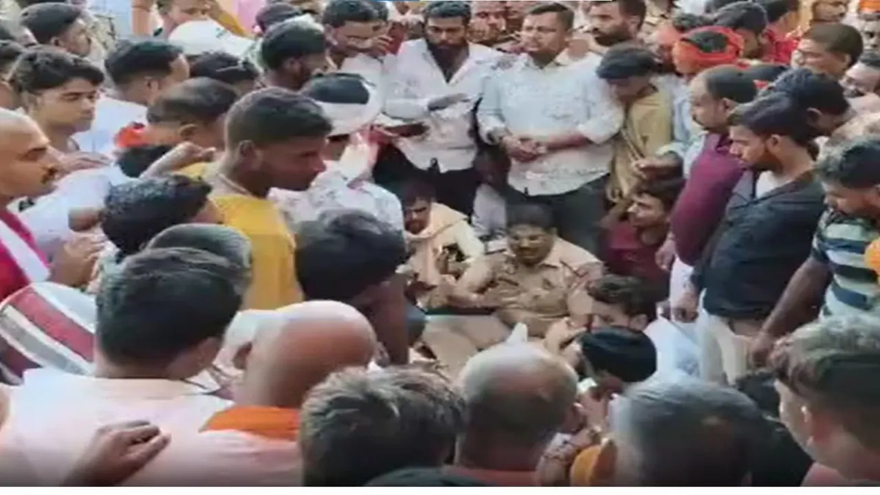 महंत को जान से मार डालो... बलिया में महामंडलेश्वर कौशलेंद्र गिरि पर जानलेवा हमला, बसपा नेता समेत 113 लोगों के खिलाफ केस दर्ज