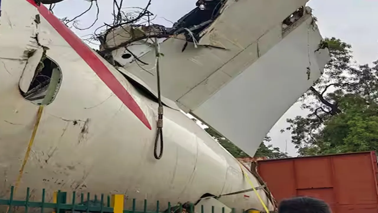 अहमदाबाद विमान दुर्घटना का जल्द खुलेगा राज? जांच टीम ने विमानन मंत्रालय को सौंपी प्राइमरी रिपोर्ट