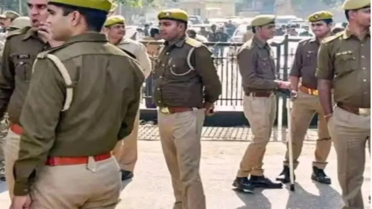 Hapur News: रिश्वतखोरी के आरोप में निलंबित लेखपाल ने तहसील परिसर में जहरीला पदार्थ, CM योगी ने दिया जांच का आदेश, जानें पूरा मामला 