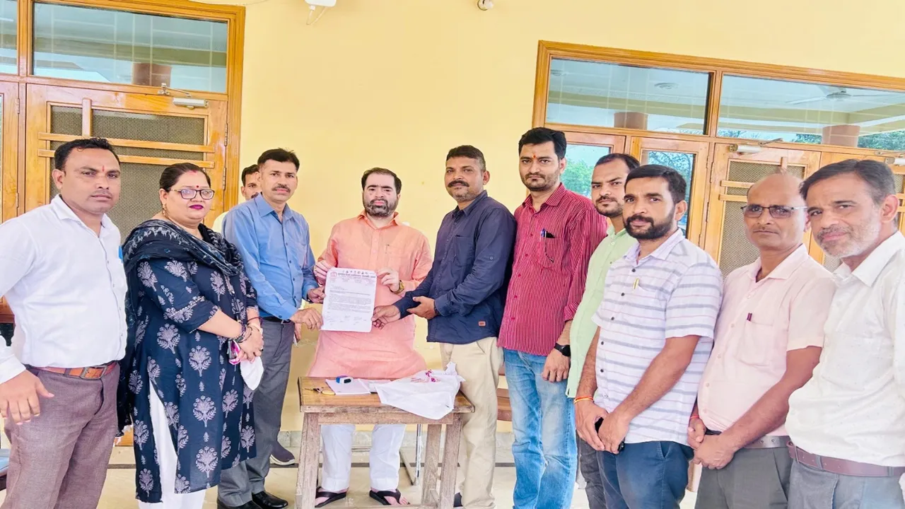 बाराबंकी: परिषदीय विद्यालयों के विलय का यूटा ने किया विरोध, मंत्री और विधायक को सौंपा ज्ञापन