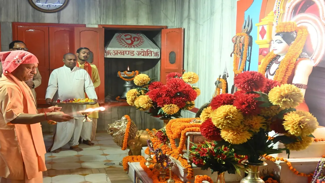Guru Purnima 2025: गुरु पूर्णिमा पर मुख्यमंत्री योगी ने किया महायोगी गोरखनाथ का विशिष्ट पूजन, देखें तस्वीरें... 
