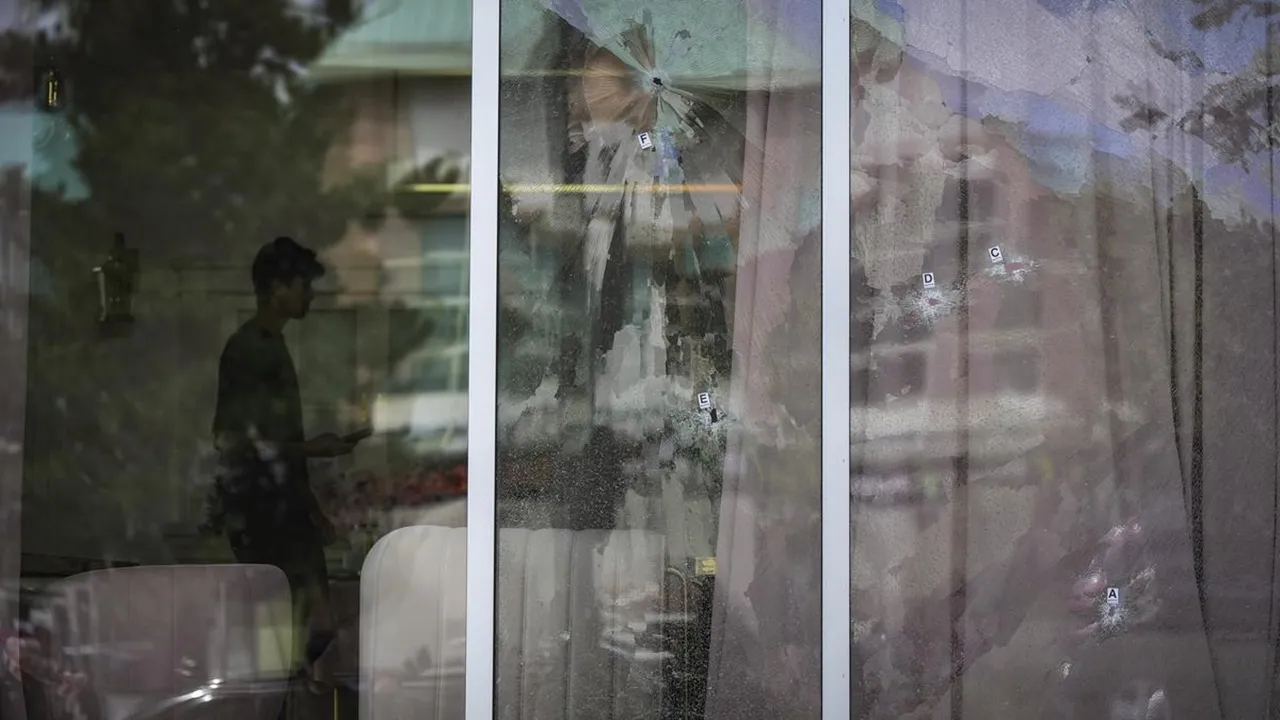 कॉमेडियन कपिल शर्मा के कनाडा स्थित कैफे पर फायरिंग, बब्बर खालसा ने ली जिम्मेदारी 