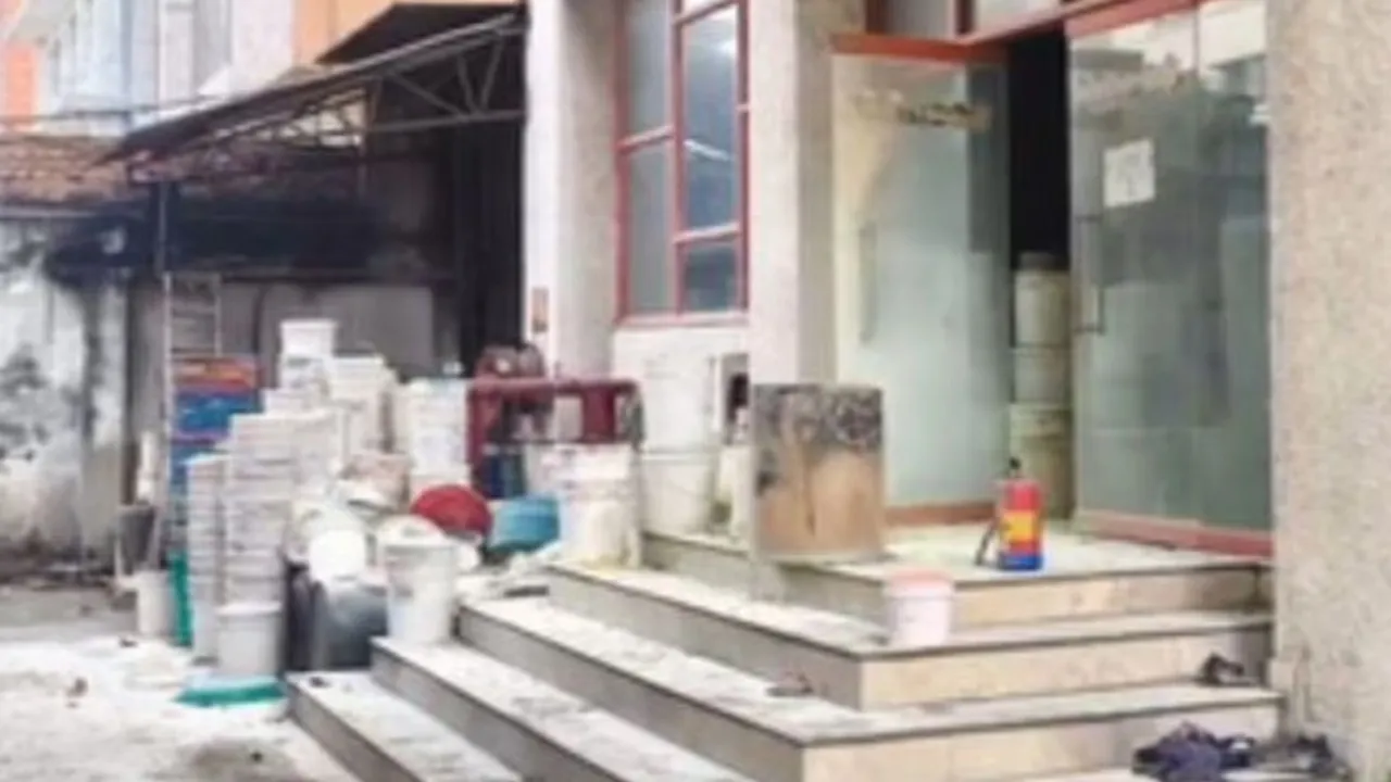 नोएडा में बड़ा हादसा: पेंट बनाने की फैक्ट्री में मिक्सिंग टैंक में विस्फोट से 10 कर्मचारी घायल, 5 की हालत गंभीर  