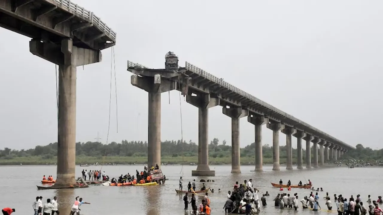 वडोदरा पुल हादसा : मृतकों की संख्या बढ़कर 19 पहुंची, लापता लोगों की तलाश अब भी जारी