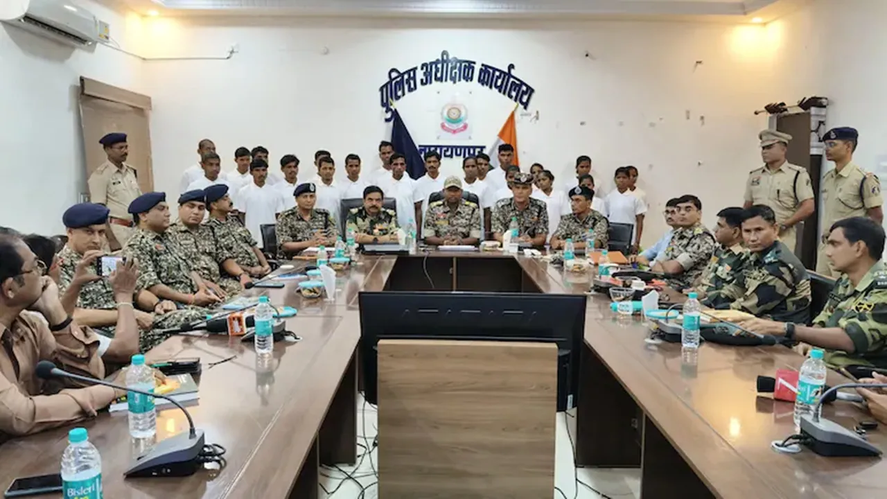 छत्तीसगढ़ में 22 नक्सलियों ने फेंकी बंदूक, सुरक्षाबलों के समक्ष किया सरेंडर, 37.50 लाख रुपये का था इनाम