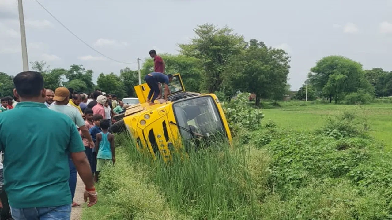 प्रयागराज: तेज रफ्तार स्कूल बस पलटी, 40 बच्चे घायल, नशे में था बस ड्राइवर, लगाया था इयरफोन