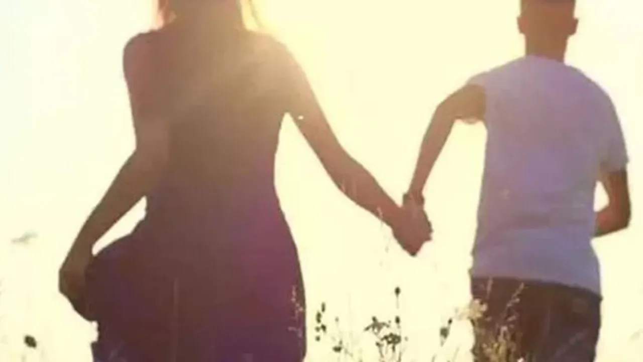 बाराबंकी: प्रेम-प्रसंग में भागे प्रेमी युगल की बाइक दुर्घटनाग्रस्त, ग्रामीणों ने पीटकर पुलिस को सौंपा