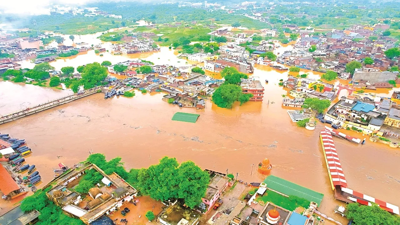 चित्रकूट में बाढ़ का कहर: नदियां उफनाईं, घर गिरने से दो की मौत, लोगों ने हाईवे पर लगाया जाम