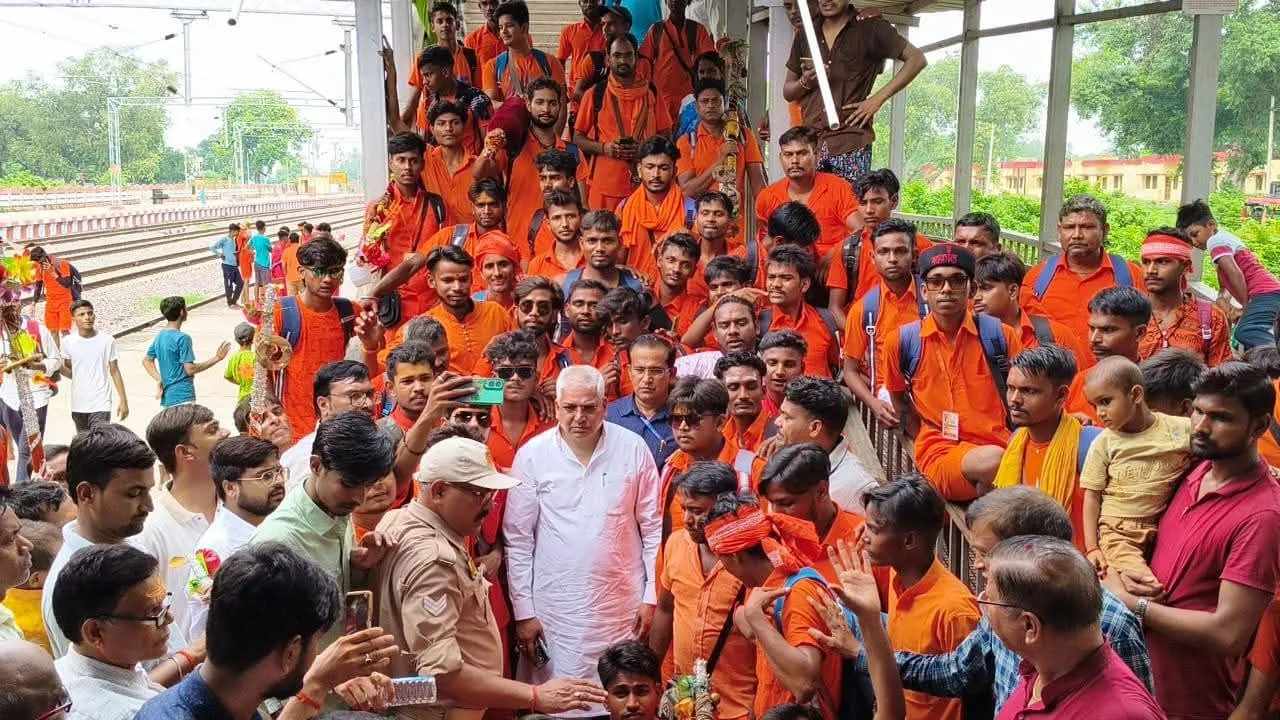 अमेठी: 151 श्रद्धालुओं का जत्था वैद्यनाथ धाम के लिए रवाना, मंत्री मयंकेश्वर शरण सिंह ने दिखाई हरी झंडी