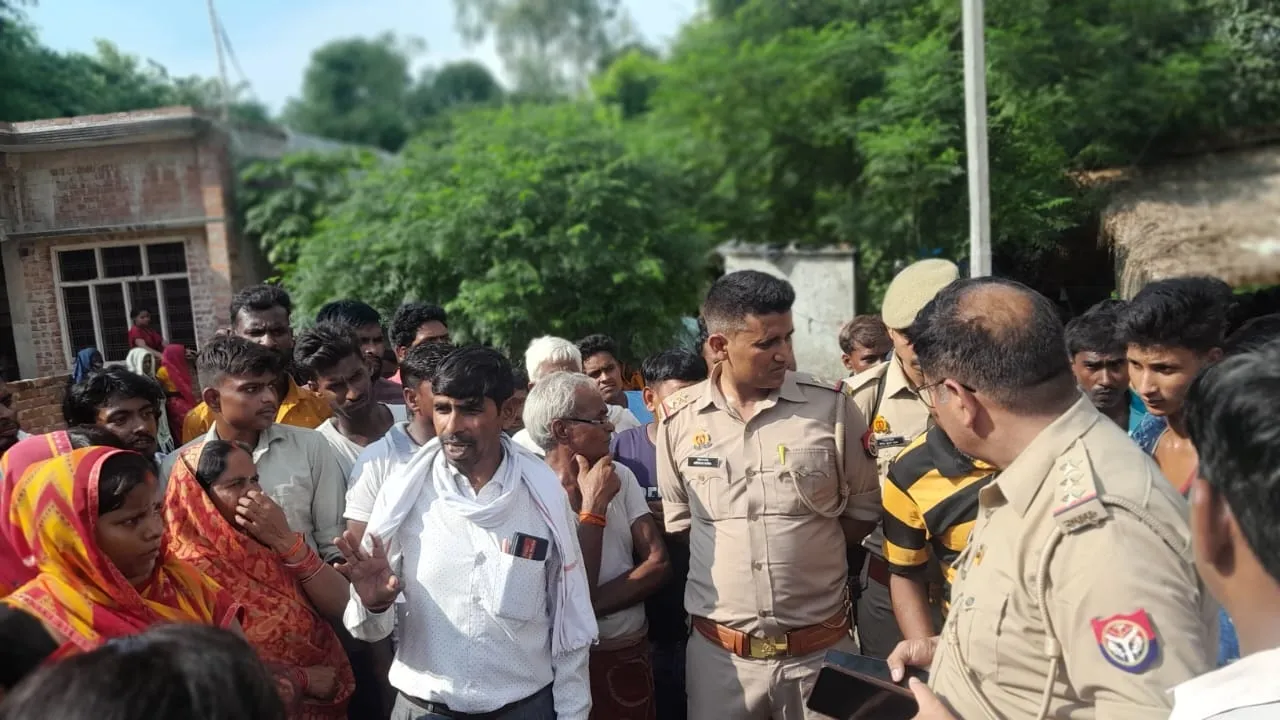 बाराबंकी: गांव के बाहर युवक का शव रखकर विरोध प्रदर्शन, पुलिस की लापरवाही पर भड़के परिजन 