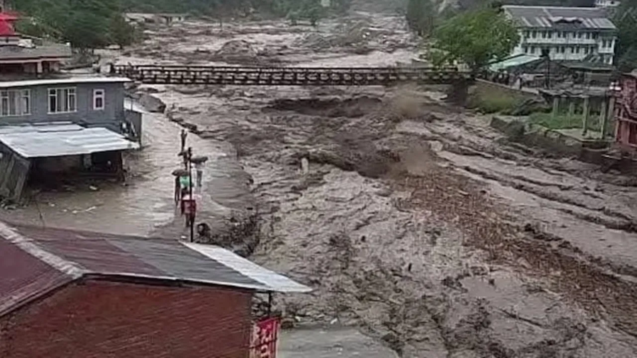 हिमाचल में मानसून का कहर: मंडी में बादल फटने से एक व्यक्ति की मौत, 12 लोग लापता, नदियां-नाले उफान पर