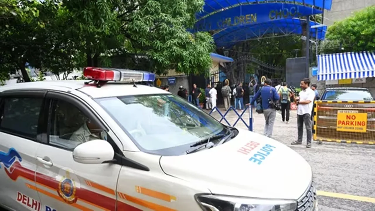 St. Stephen's College Threat: दिल्ली सेंट स्टीफंस कॉलेज को बम की धमकी, तलाशी अभियान जारी 
