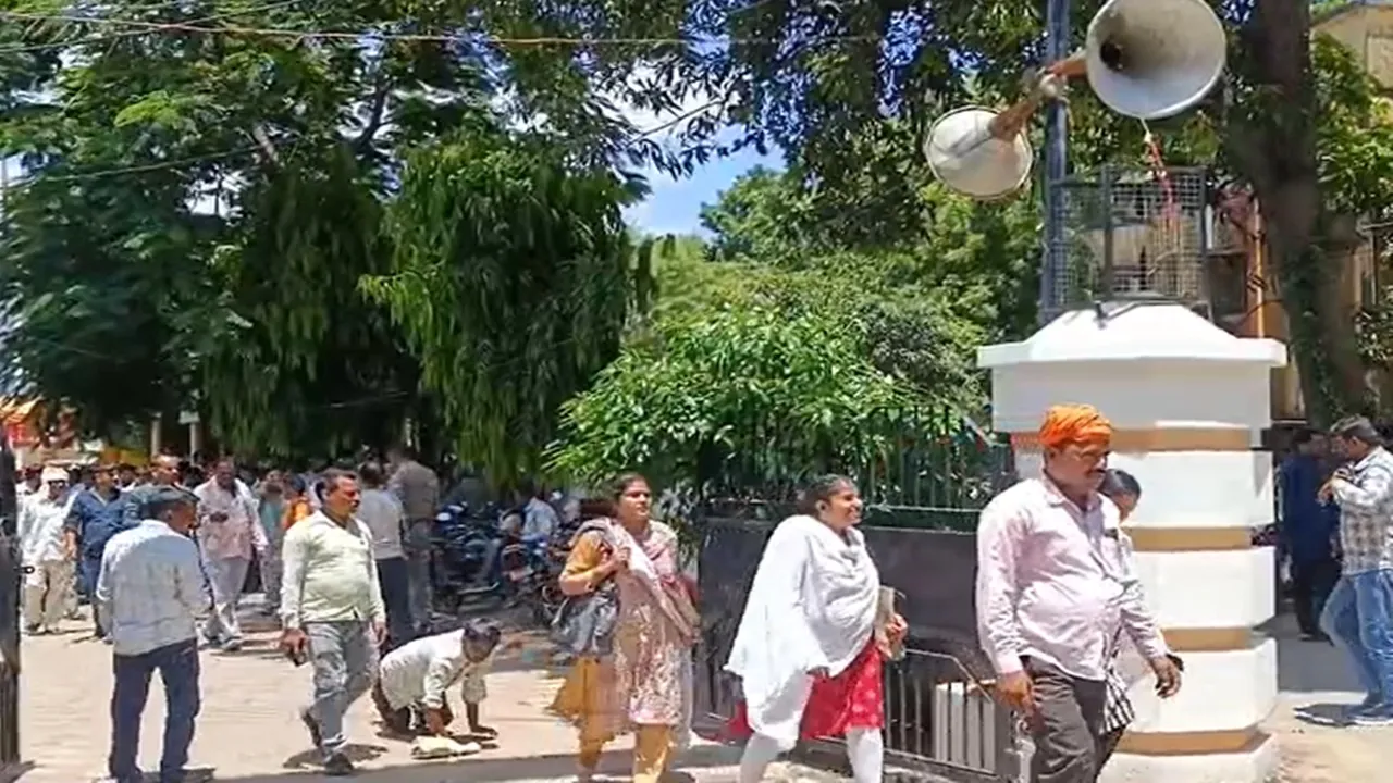  बहराइच: उपनिदेशक पंचायत के आश्वासन पर खत्म हुआ धरना, डीएम की कार्यशैली के विरोध में लामबंद हुए थे कर्मचारी