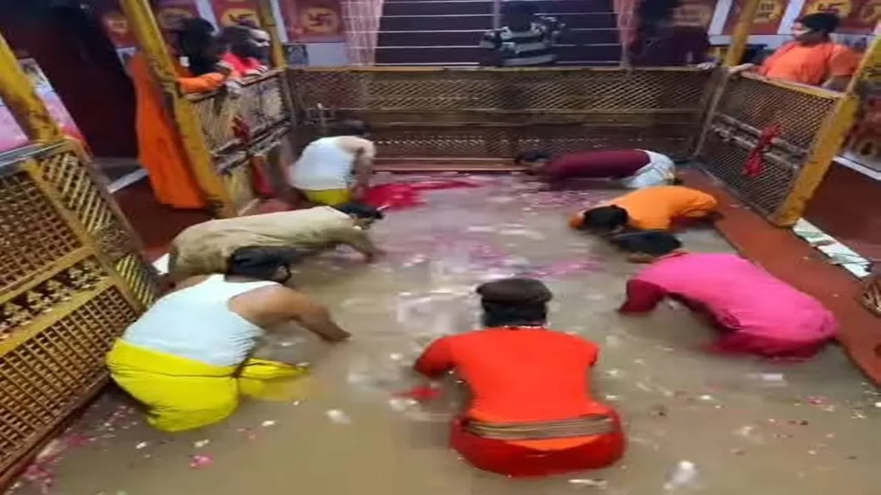 प्रयागराज: गंगा, यमुना व अदृश्य मां सरस्वती ने बड़े हनुमानजी को कराया स्नान, लगे जय श्रीराम के नारे 