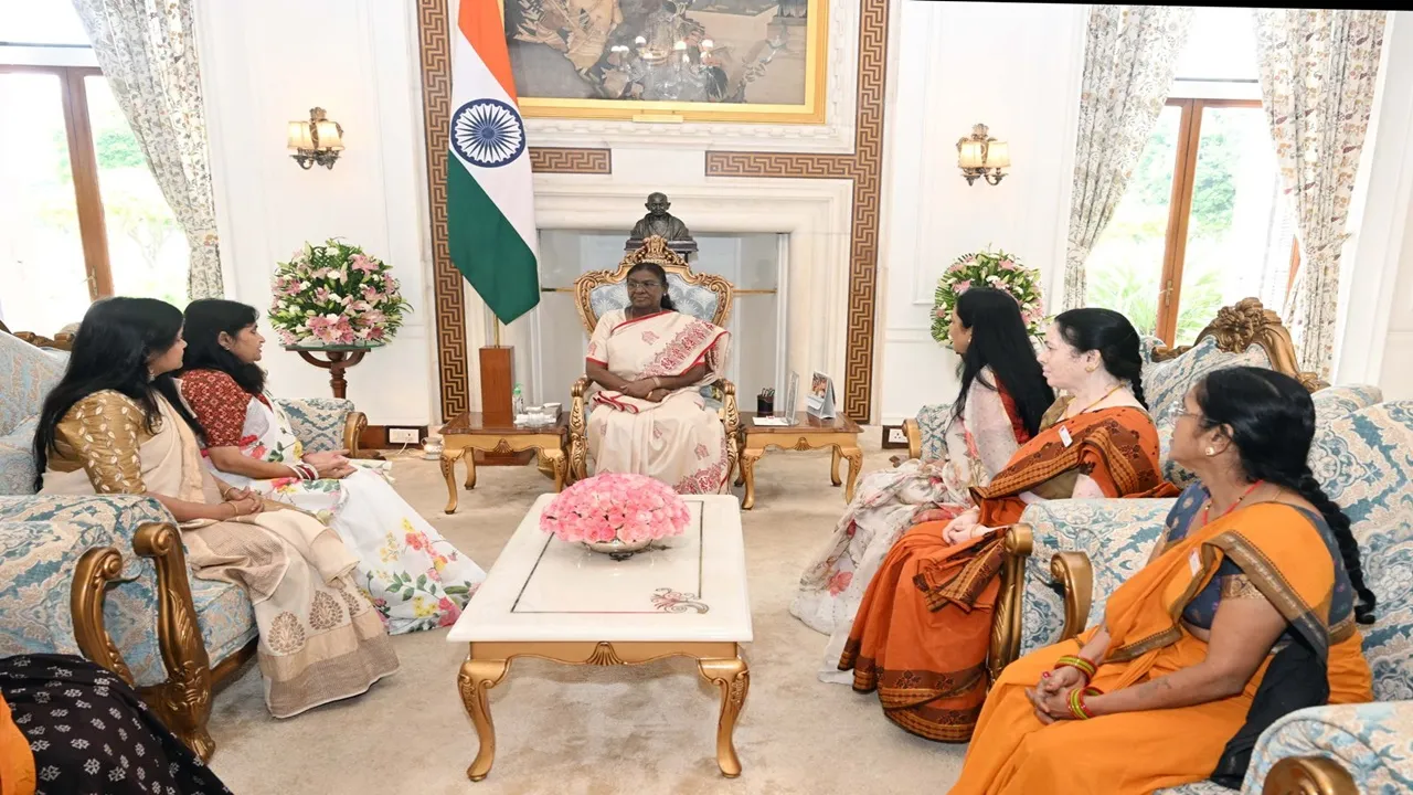राष्ट्रपति भवन में आकांक्षा दीदियों का सम्मान: राष्ट्रपति द्रौपदी मुर्मू से मुलाकात ने रच दिया इतिहास