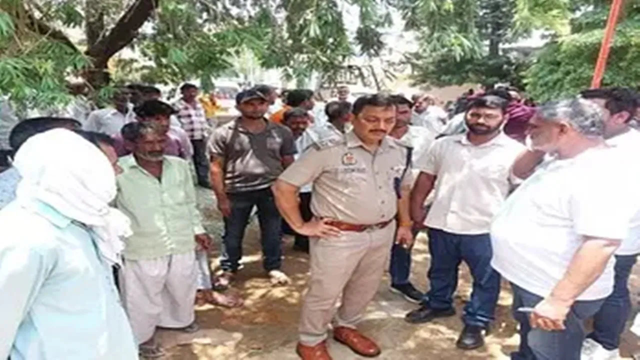  बिजनौर में बड़ा हादसा: चीनी मिल में टैंक की सफाई करने उतरे तीन की श्रमिकों की मौत, परिजन ने किया हंगामा  