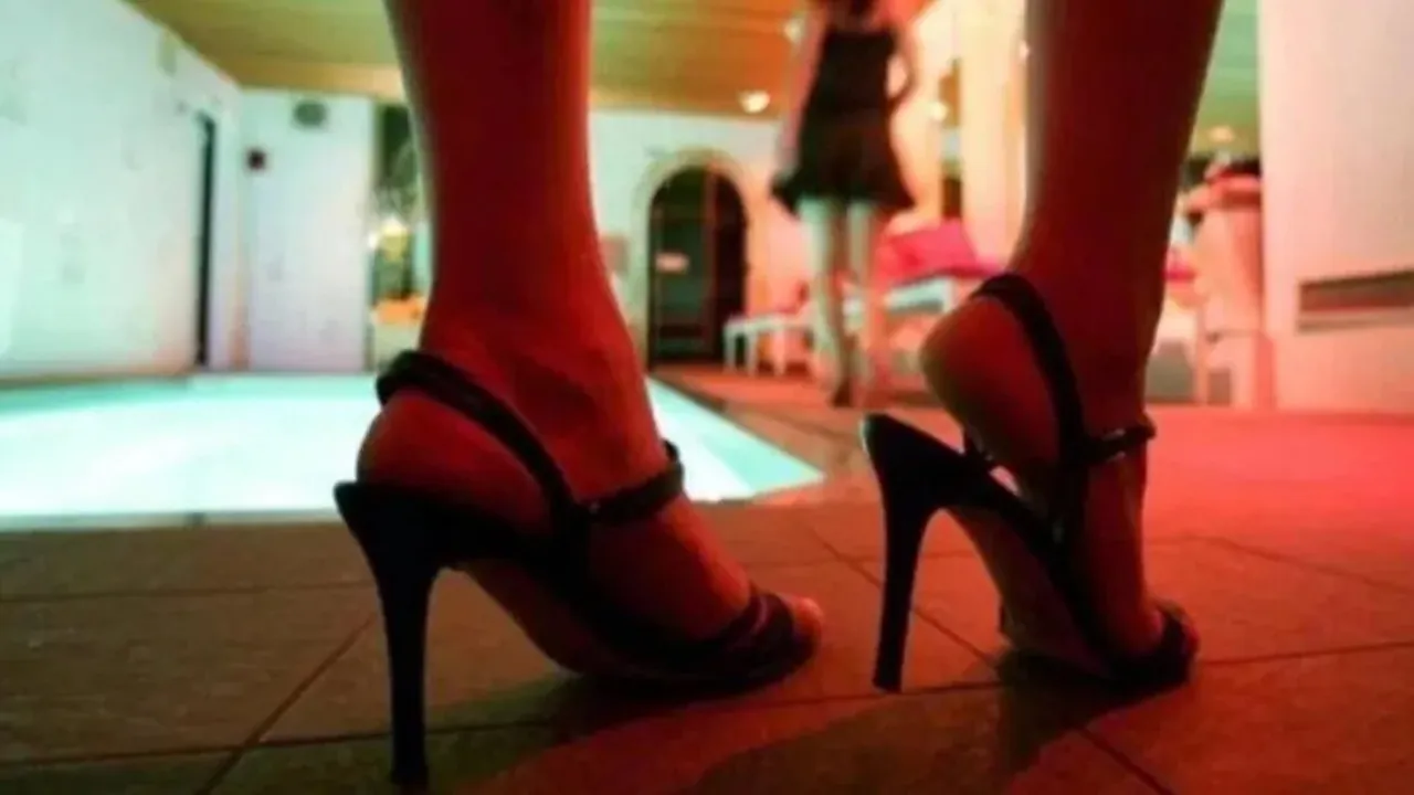 वाराणसी: स्पा सेंटर की आड़ में चल रहा था सेक्स रैकेट, तीन युवतियों समेत 5 गिरफ्तार