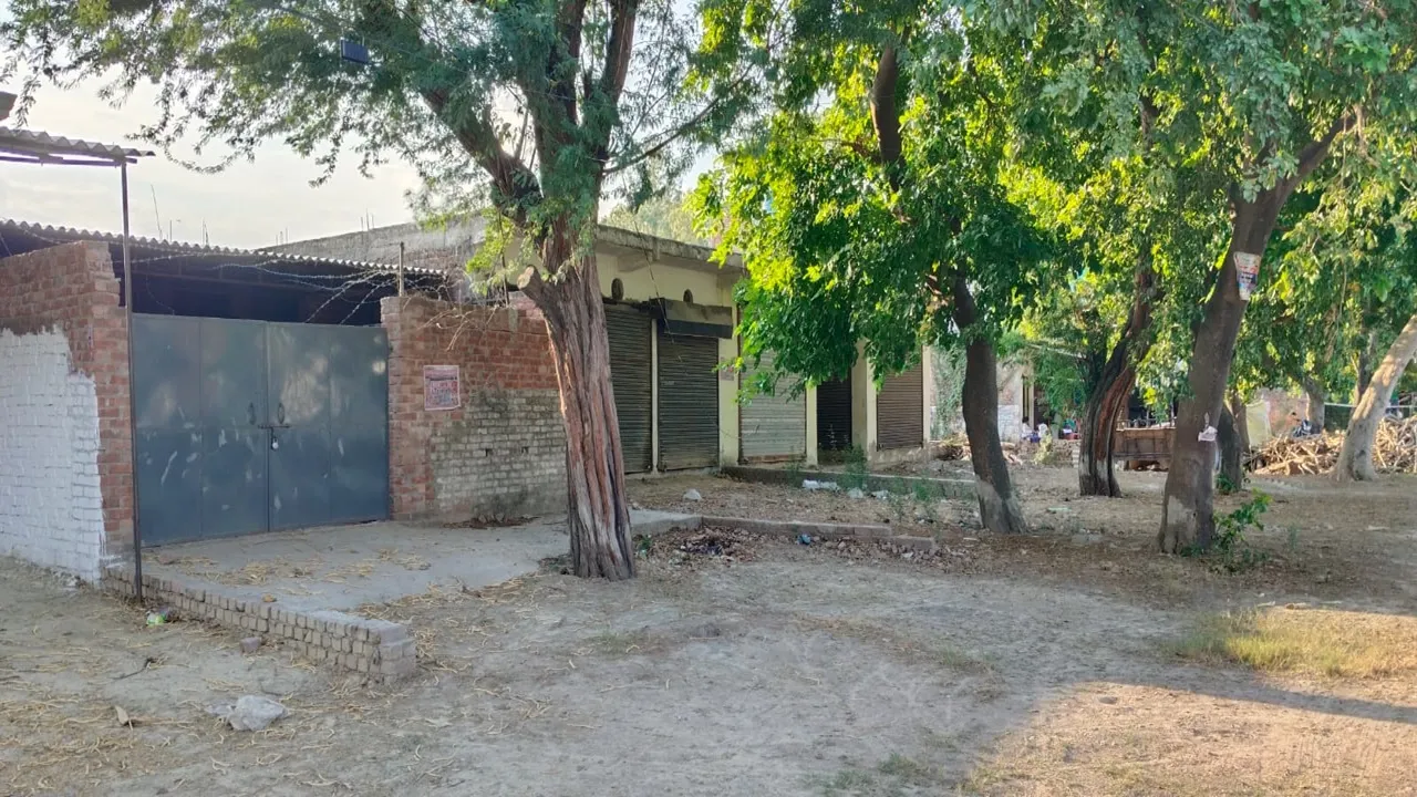 बाराबंकी: पट्टाधारकों ने ग्राम समाज की जमीन का कर डाला सौदा, बन गए मकान और दुकान