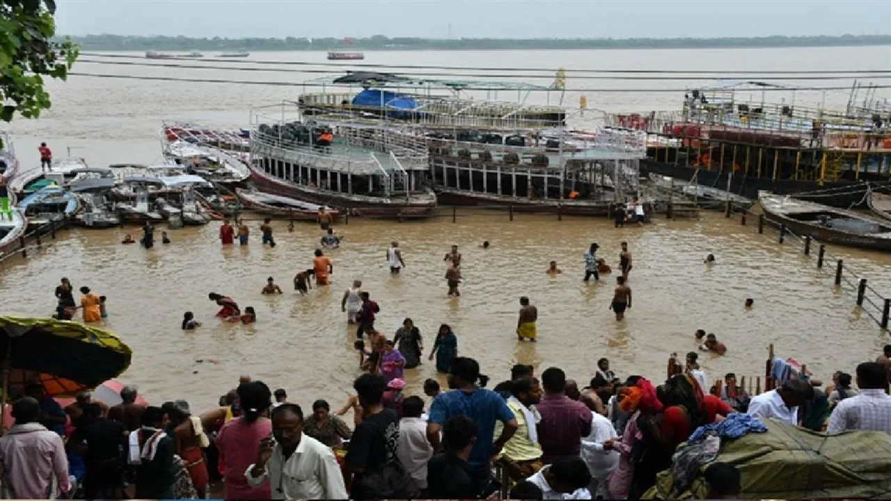 वाराणसी में गंगा उफान पर, गली में हुई गंगा आरती, पूरी तरह डूबे मणिकर्णिका और हरिश्चंद्र श्मशान घाट