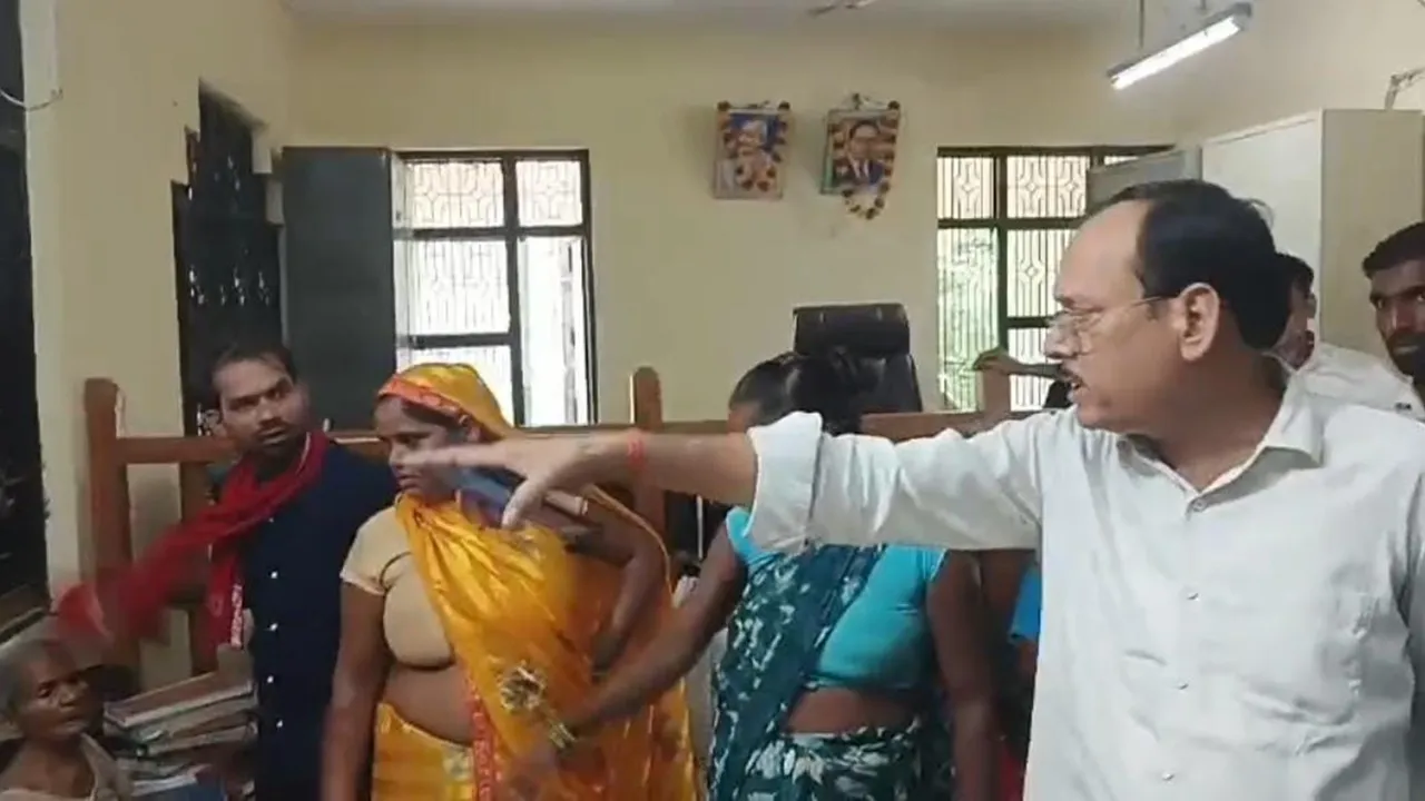 बाराबंकी: छोटी बहू ने किया झगड़ा तो सास ने बड़ी के नाम की जमीन, उपनिबंधक कार्यालय में हुआ जमकर हंगामा 