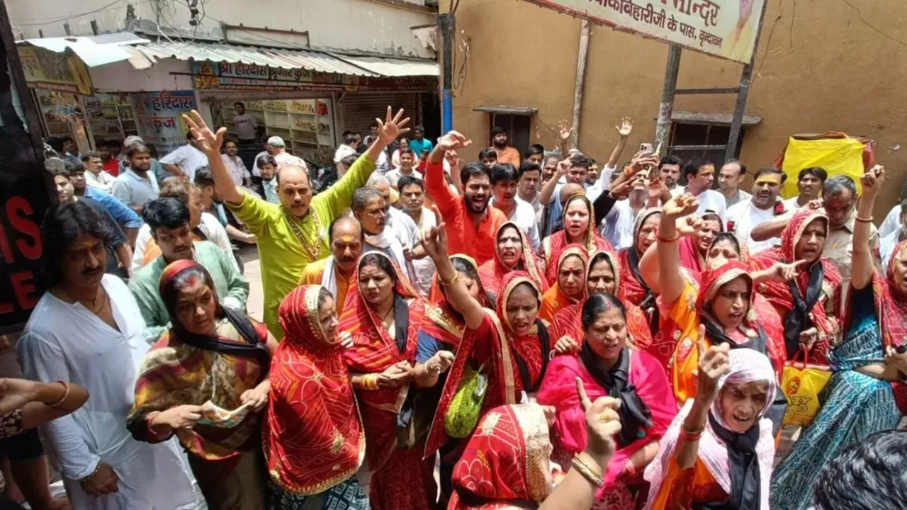 मथुरा: मंत्री एके शर्मा ने किए बांके बिहारी के दर्शन, विरोध में महिलाओं ने किया प्रदर्शन 