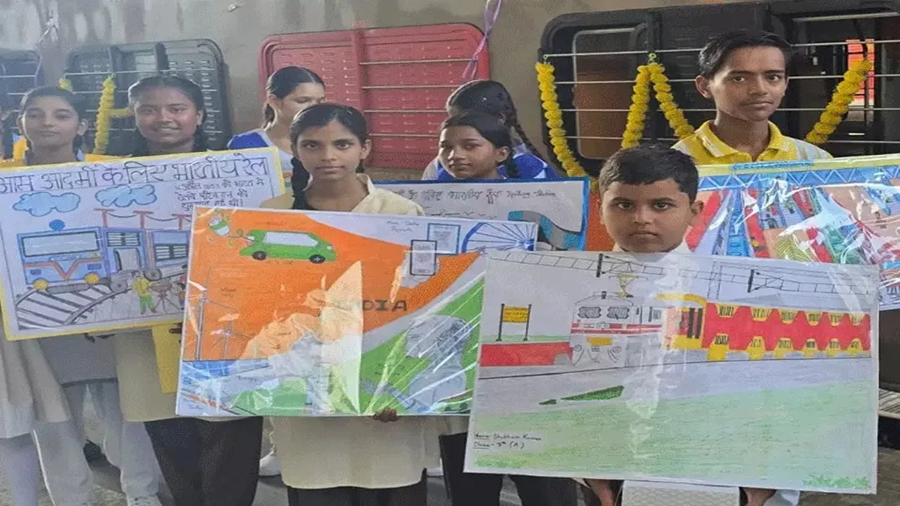 लखनऊ: अमृत भारत एक्सप्रेस का हुआ जोरदार स्वागत, यात्रियों को दिया गुलाब का फूल