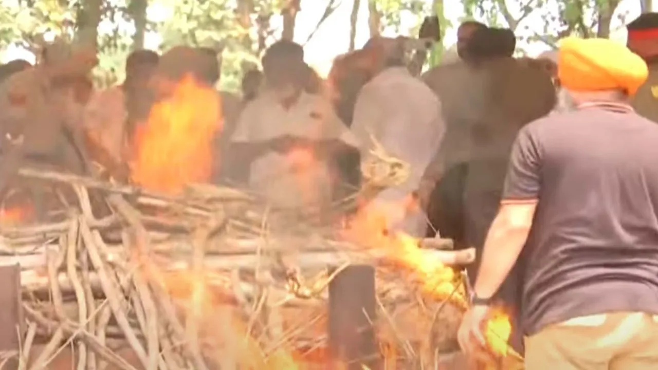 बुजुर्ग मैराथन धावक फौजा सिंह का राजकीय सम्मान के साथ किया गया अंतिम संस्कार, बेटे ने दी मुखाग्नि