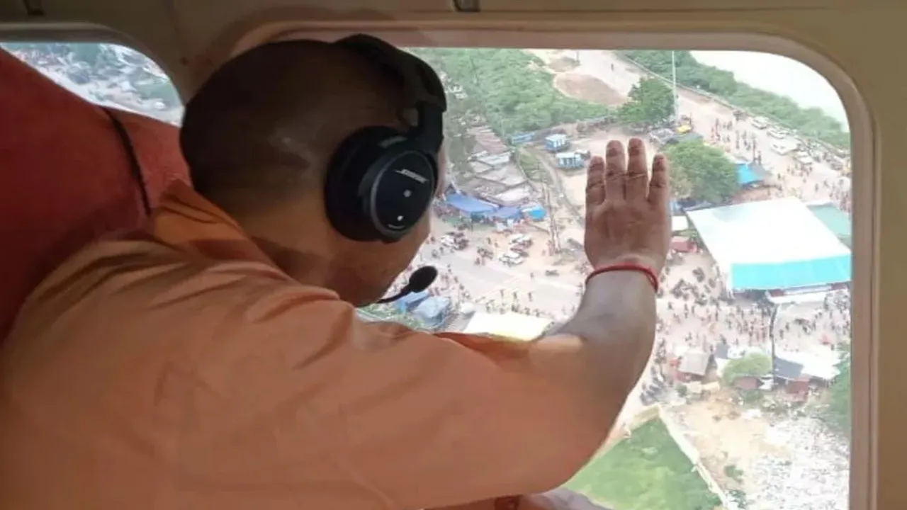 सीएम योगी ने कांवड़ियों पर हेलीकॉप्टर से की पुष्प वर्षा, कहा- कांवड़ यात्रा को बदनाम करने की हो रही साजिश 