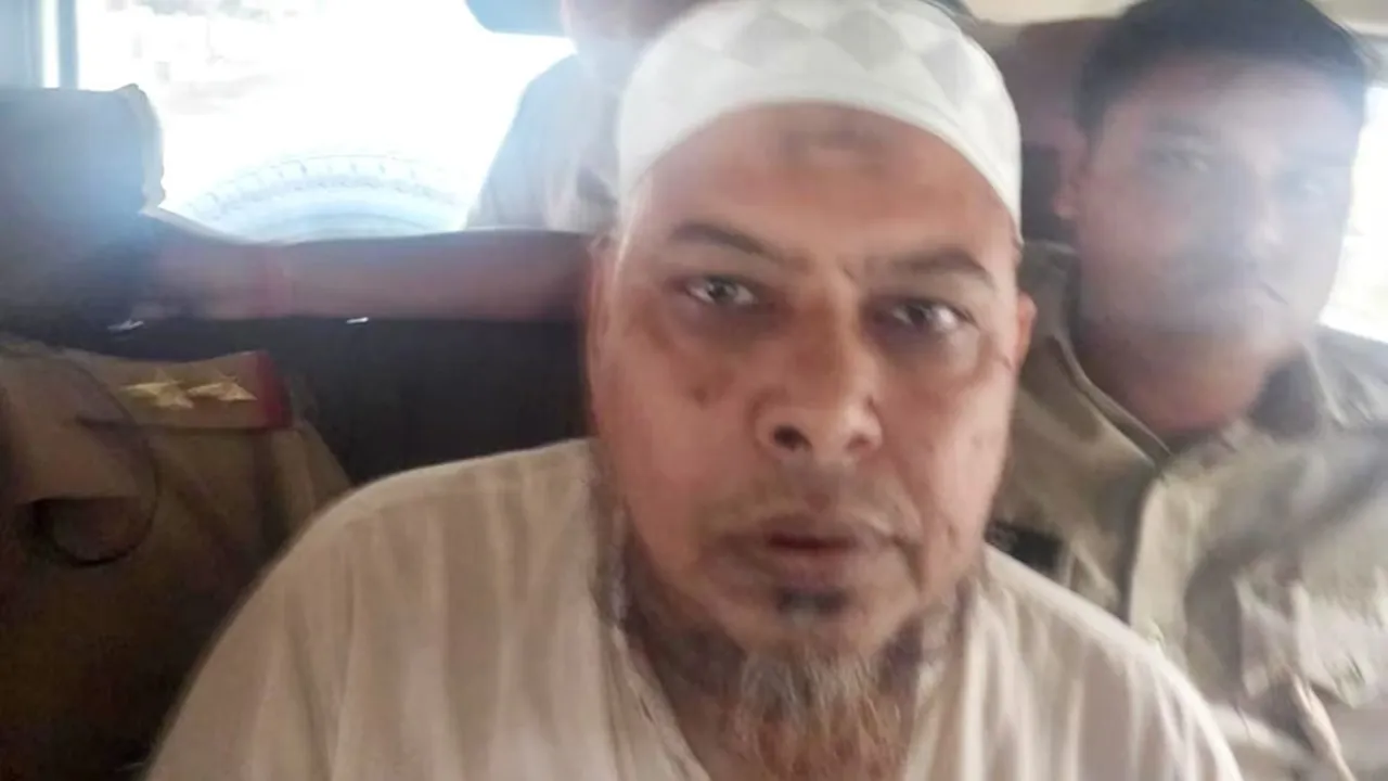 आगरा अवैध धर्मांतरण गिरोह का सरगना अब्दुल दिल्ली से गिरफ्तार, 1990 में किया था धर्म परिवर्तन, बड़ी मात्रा में धार्मिक पुस्तकें बरामद 