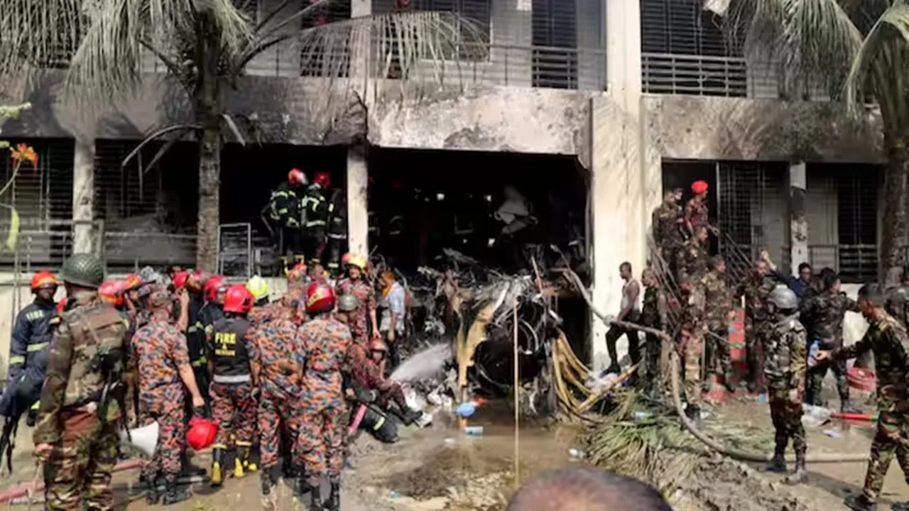 बांग्लादेश में बड़ा हादसा: स्कूल परिसर में गिरा वायुसेना का विमान, हादसे में 19 लोगों की मौत, 164 घायल