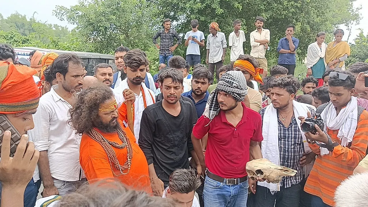 सुलतानपुर: कुएं में मिले गोवंशों के कटे सिर, ग्रामीणों का फूटा गुस्सा, हाईवे जाम कर किया प्रदर्शन